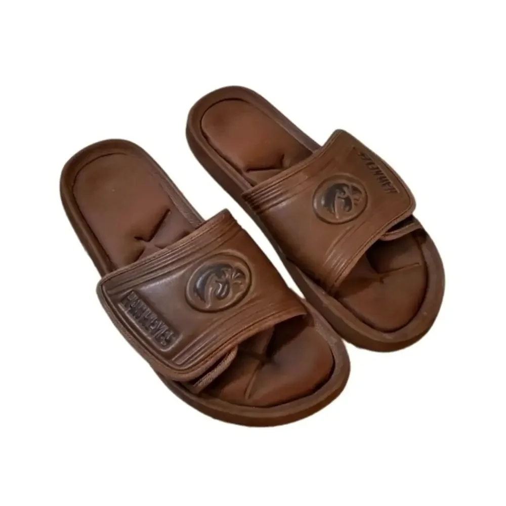 Men's NCAA Iowa Hawkeyes Brown Slide Sandals Small‎